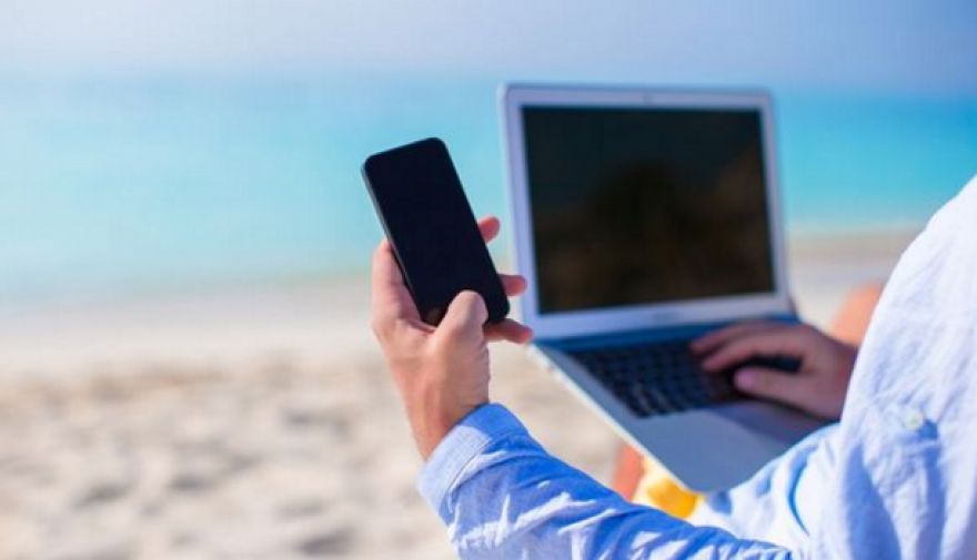 El 37,1% de los chilenos no pudo desconectarse de su teléfono en vacaciones