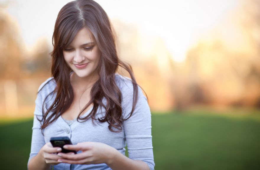 Jóvenes chilenos lideran ranking de horas navegando en Internet