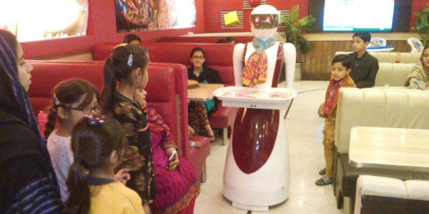 Robot atrae clientes a pizzeria en Pakistán